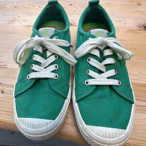 Cariuma Oca Low Green Canvas Sneakers - Size 8